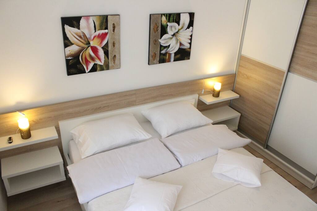 bedroom wiht a cal king bed