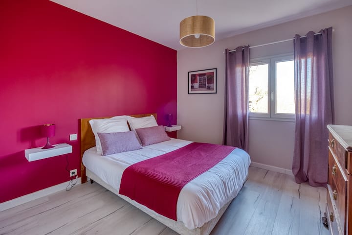 Ეს ნომერი სასტუმროს კლასის 140/200 საწოლით საწოლთან მდგარი მაგიდით. Საშუალებას გაძლევთ, დაამატოთ ჩვილის საწოლი.