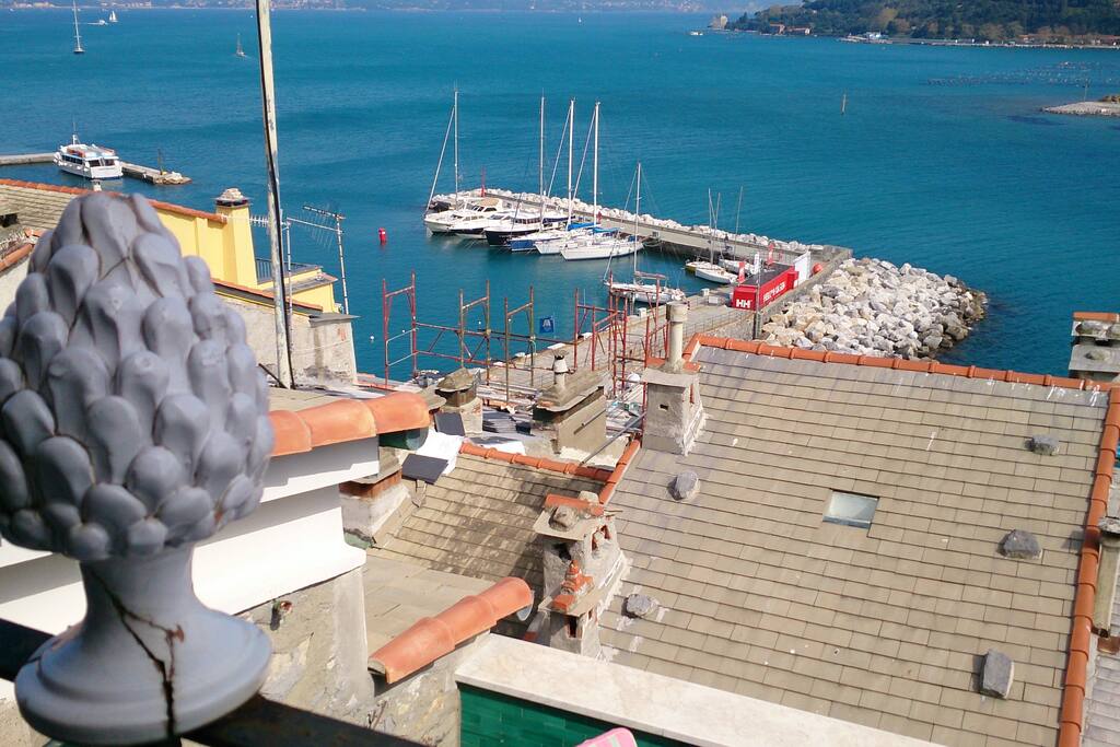 Il terrazzo e il porticciolo dalla Torre