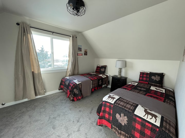 Добре дојдовте во спалната соба на Moose Rack! Оваа соба може да биде брачен кревет или два близнака, по ваш избор.  Многу простор за складирање на вашите работи и погодно лоцирано во близина на салонот на горниот кат.