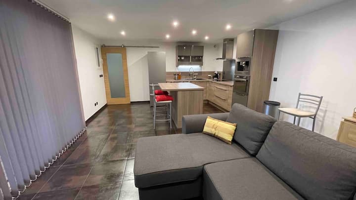 Vista desde el salón a la cocina equipada y a la puerta del dormitorio. 