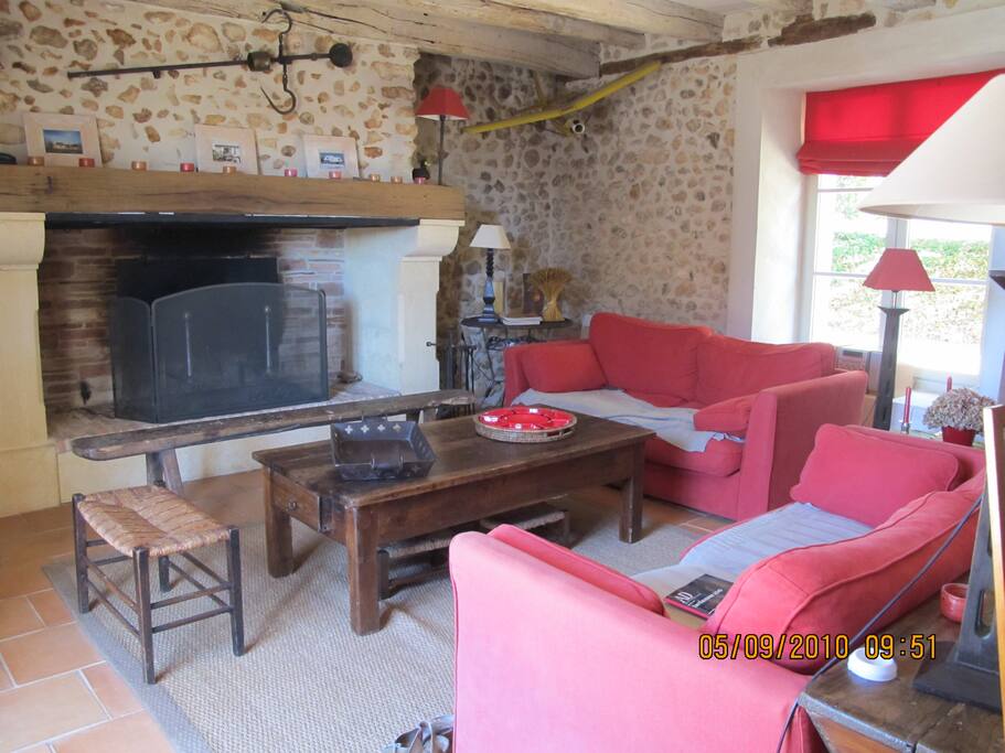 Grand salon avec cheminée, chaîne hifi,TV,lecteur DVD