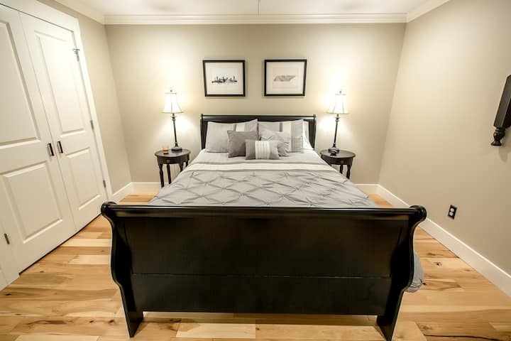 La chambre 1 est juste à côté de la cuisine et dispose d'un placard complet et d'une commode. Fer et planche à repasser sont dans le placard.