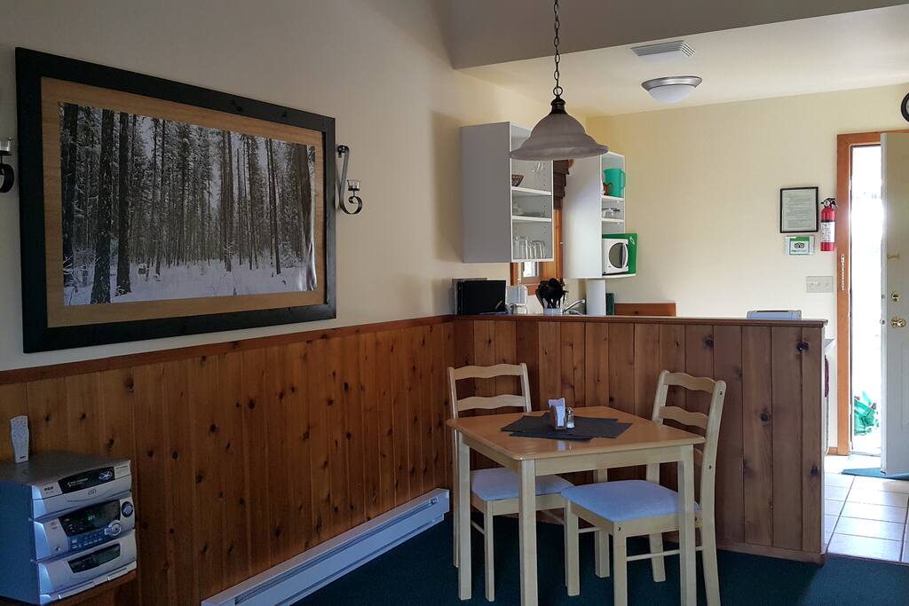 Evergreen Dining/Kitchenette Area