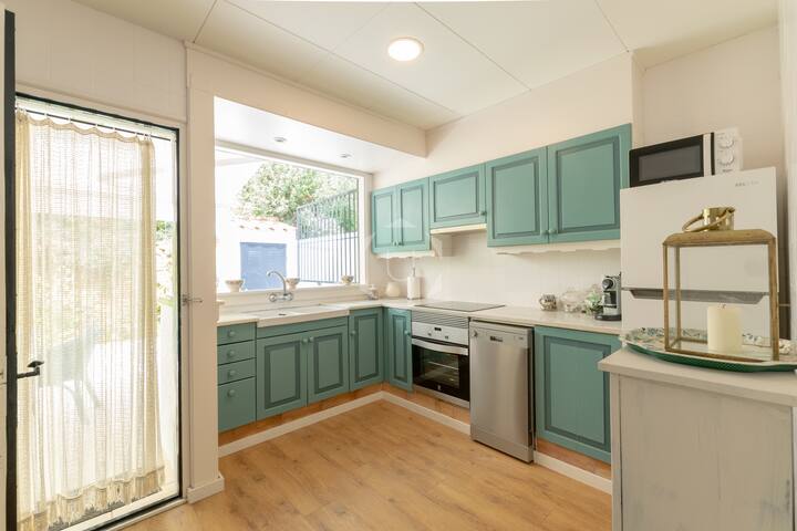 FLOR DE LIS – Pool, 10 min. walk to beach & bars gallery image 3