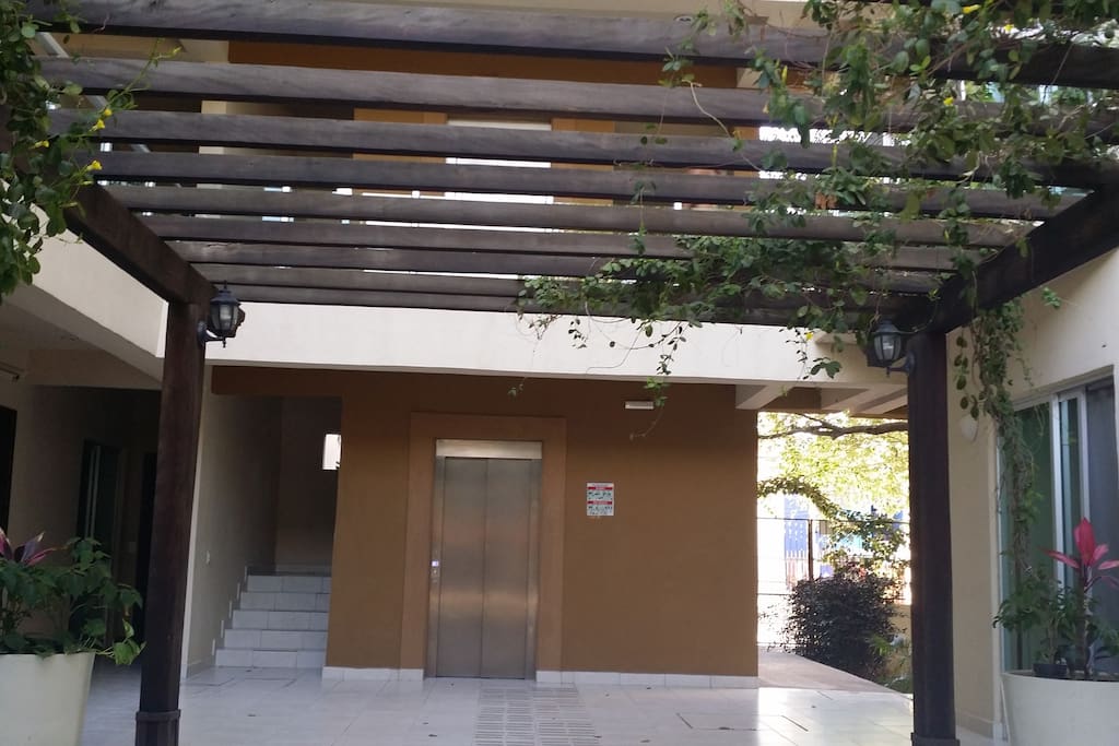 Entrance hall-Elevator