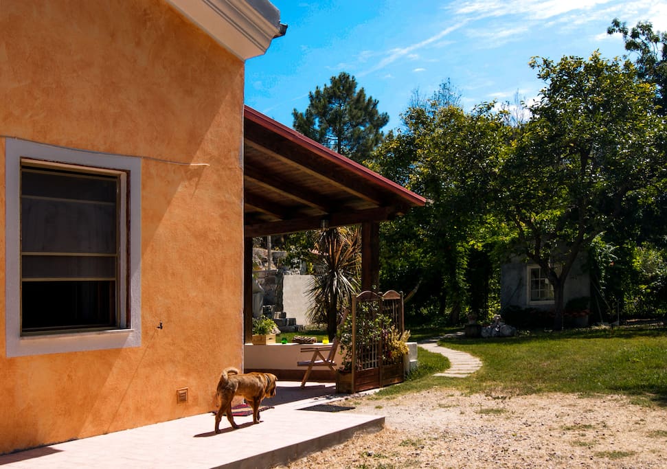 Il piazzale d'ingresso in comune, la veranda e il giardino privati.