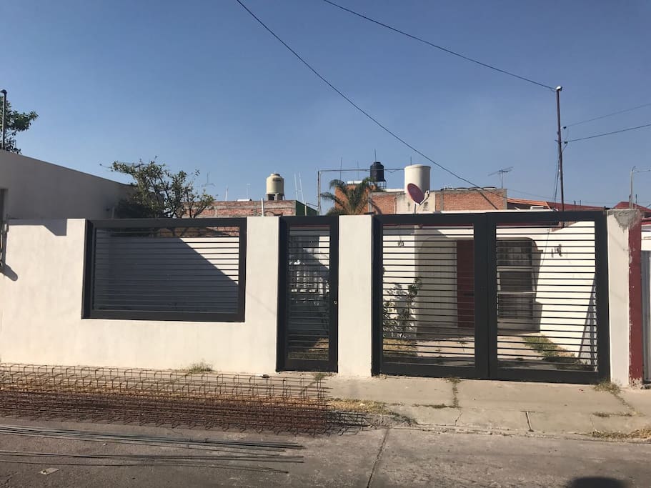 Casa en fraccionamiento muy tranquilo de 1 piso con cochera para 2 autos