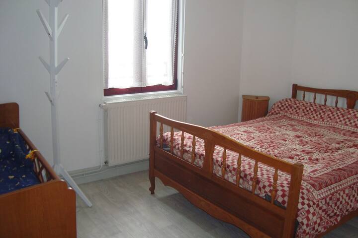 1 manželská posteľ 140 cm, 1 podložka, 1 prikrývka, 1 perina,
2 vankúše
1 detská postieľka: kvapka. 60 x dlhá. 140 cm,   1 deka, 1 perina,    1 spací vak
1 stolový úrad, 2 ležadlá, 
1 vešiak, 1 zásuvková skrinka,
