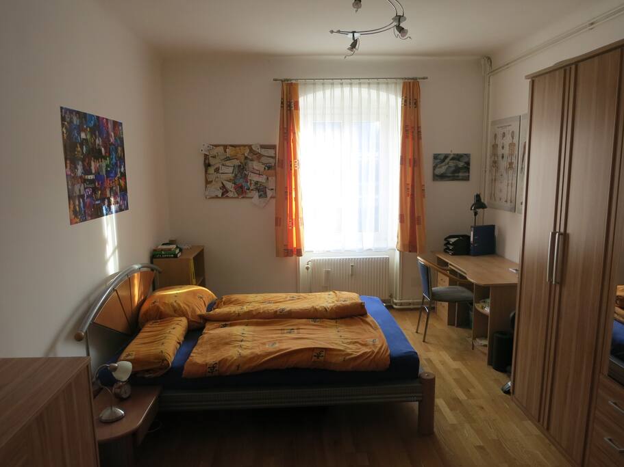 Schlafzimmer (Bett 1,40m x 2,00m) mit Schreibtisch / sleeping room (bed 1,40m x 2,00m) with working table
