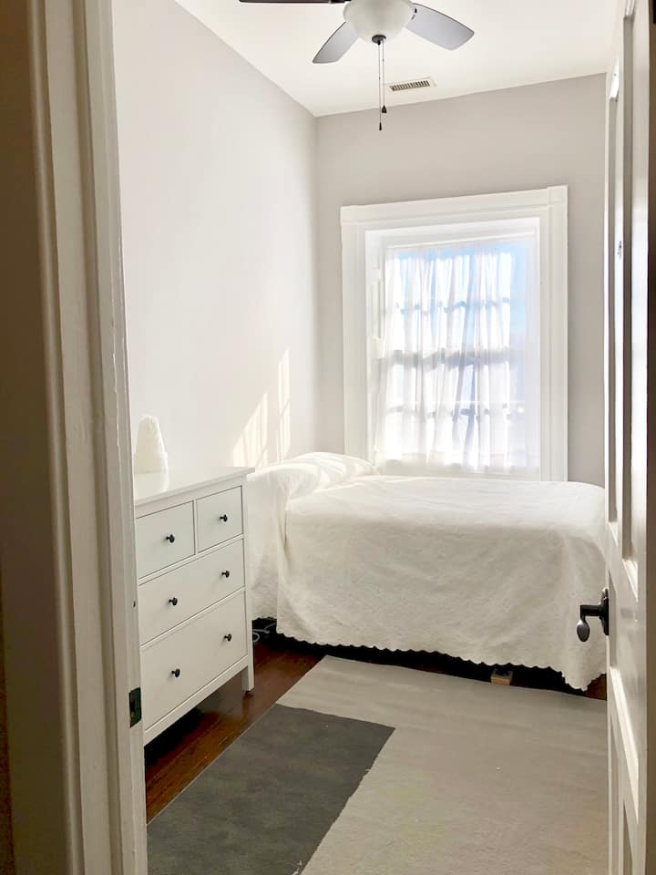 غرفة نوم مشرقة في الطابق الرئيسي مع خزانة ملابس واسعة. 