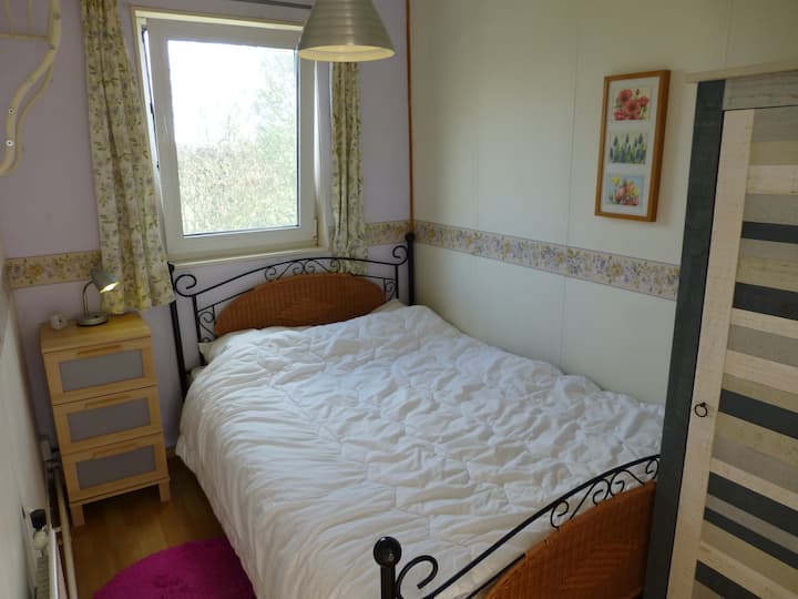 卧室配备
四季羽绒被和衣柜。
窗户设有屏幕