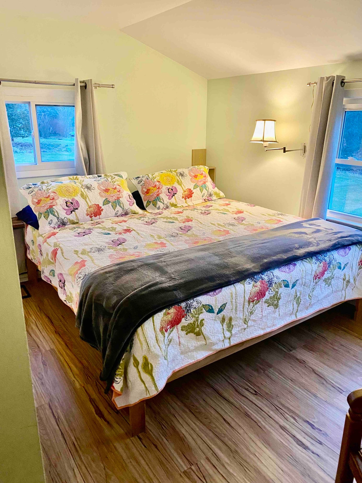 Spavaća soba br. 2 s bračnim krevetom (180x200) i bračnim krevetom (180x200).  Ova soba također ima WC.