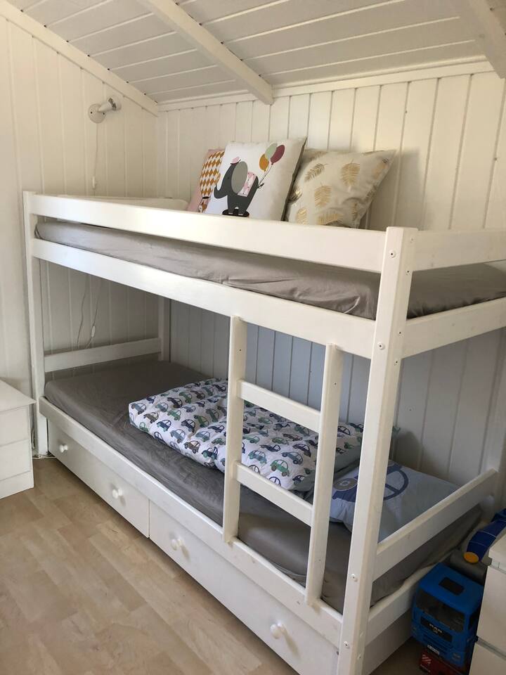 La habitación de los niños tiene capacidad para tres adultos (con colchón inflable) o tres niños.