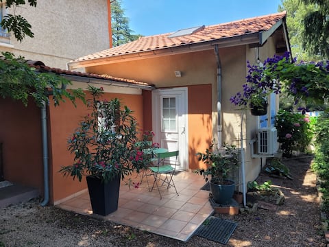 Small house between the Lyonnais mountains and Lyon