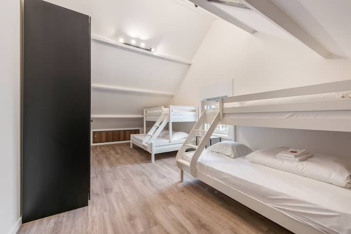 Chumba hiki cha kulala kilicho na baadhi ya vitanda vya ghorofa huchanganya vitendo na mguso wa kupendeza, na kuunda sehemu nzuri ya kupumzika na kupumzika, iwe ni kwa ajili ya ndugu, marafiki, au wageni.