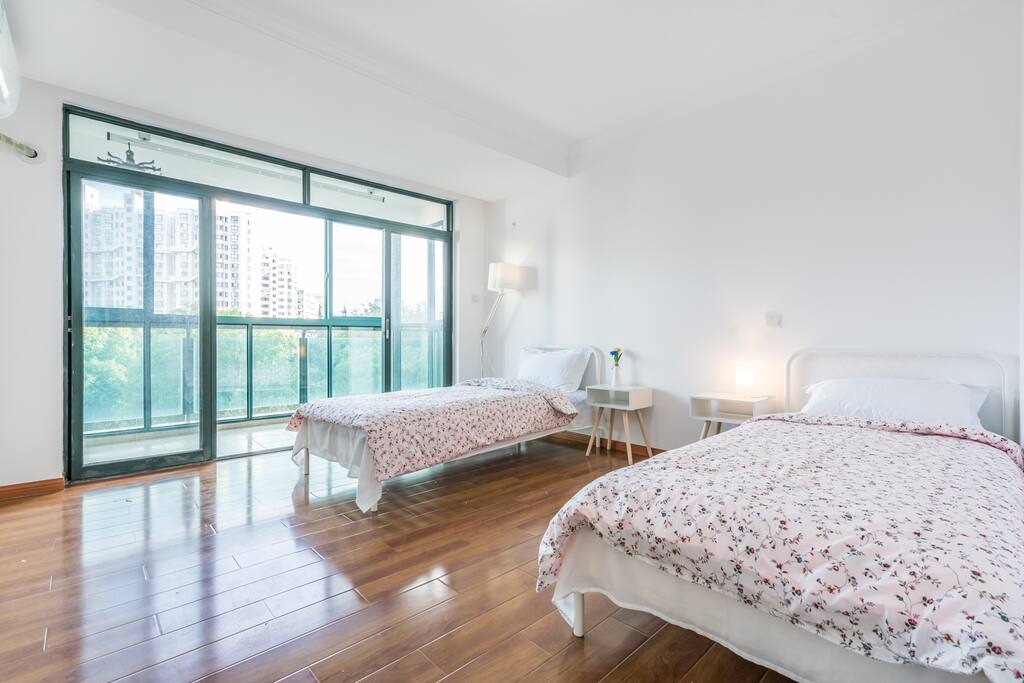 Room B with two single beds