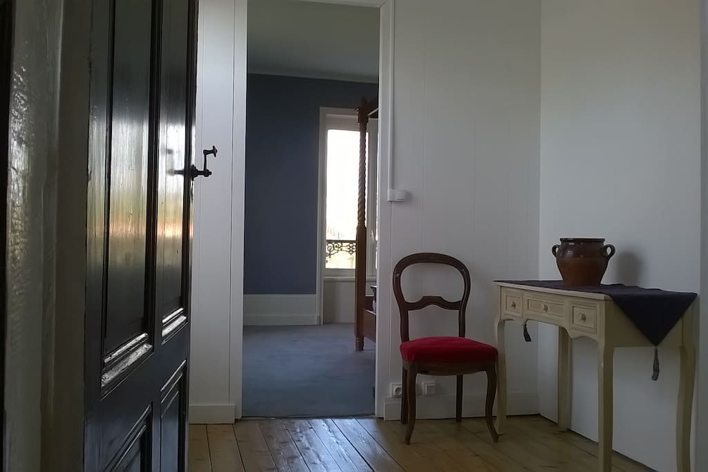 Anti-chambre privé ( accès salle d'eau et chambre).
