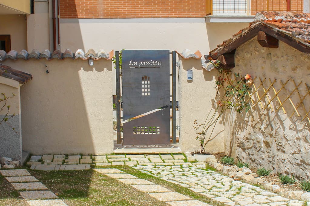 Il cancello d'accesso alla struttura