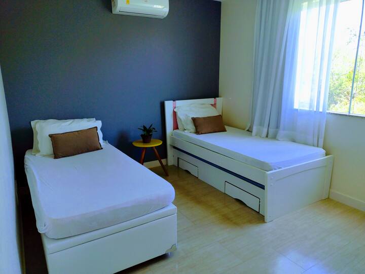 Dormitorio 2 con aire acondicionado en suite y blackout en las ventanas(camas con la opción de unirse) y una cama plegable más.