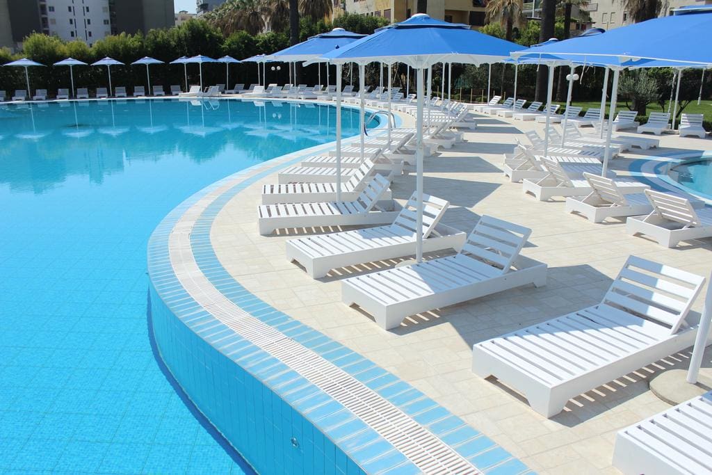 The flat is located at the corner from the 5 star hotel Adriatik, where you can go and with a daily ticket you use the outdoor pool. 1 umbrella + 2 sun beds costs: 2000 lek