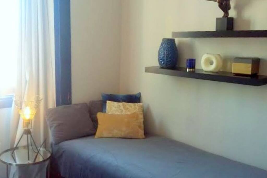 Cama individual na sala