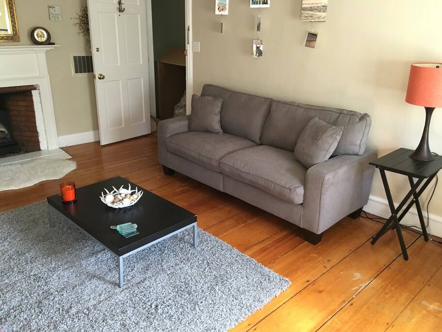Living room (with fireplace)