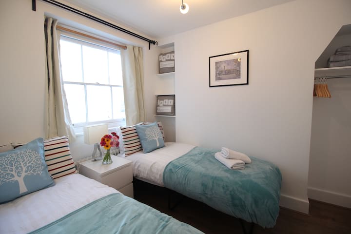 Victoria Station Lovely Twin Room