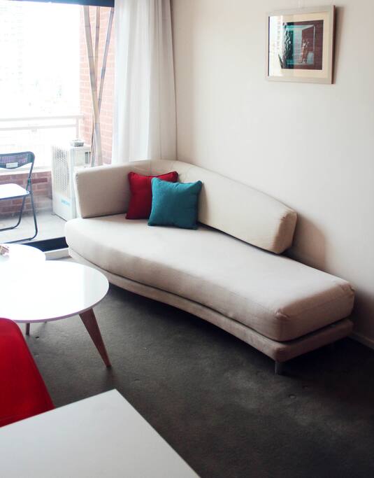 sillon de dos cuerpos y pisos alfombrados