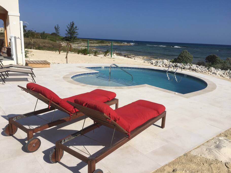 Half-moon pool with half-moon paddle pool access