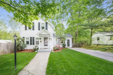 Cozy, historic 3 bedroom home close to Boston!