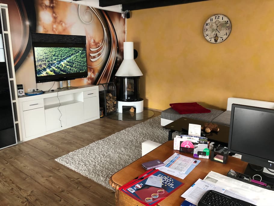 Wohnzimmer mit Kamin großer Couch und Schreibtisch .