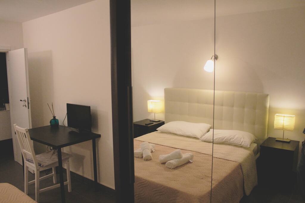 Stanza privata, bagno privato, scrivania, TV.