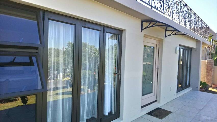 Luxury flat with magnificent views in Plattekloof gallery image 4