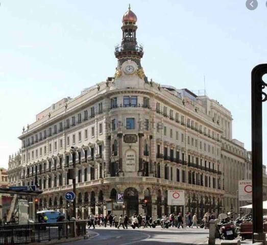 SUNNY & SLEEK Apartment in the Center of Madrid gallery image 5