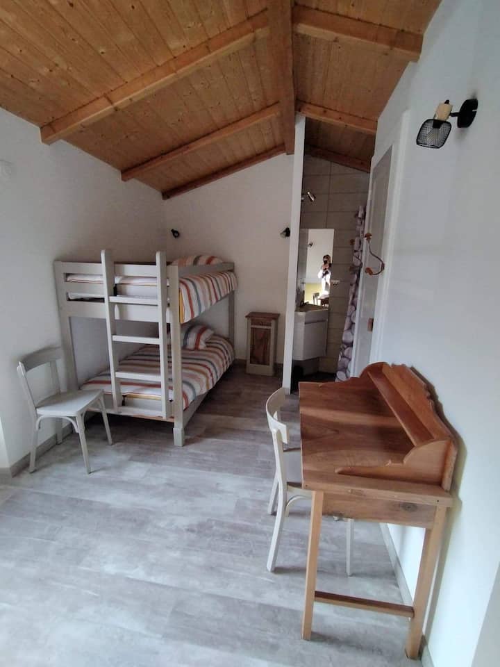 petit lavabo et douche dans la chambre