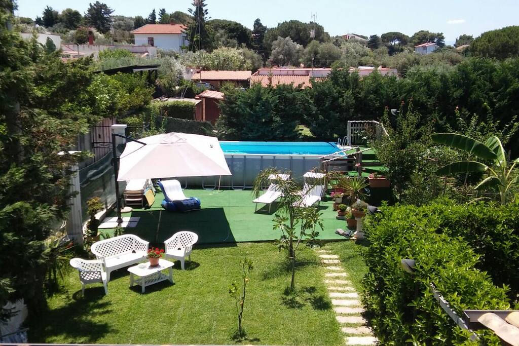 piscina con solarium e prato circostante