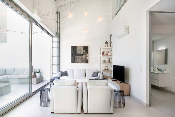M House Loft with Terrace Close to Port, Beach and Subway gallery image 5