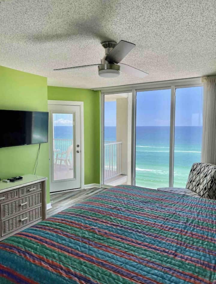 Puerta del dormitorio principal que sale al balcón 