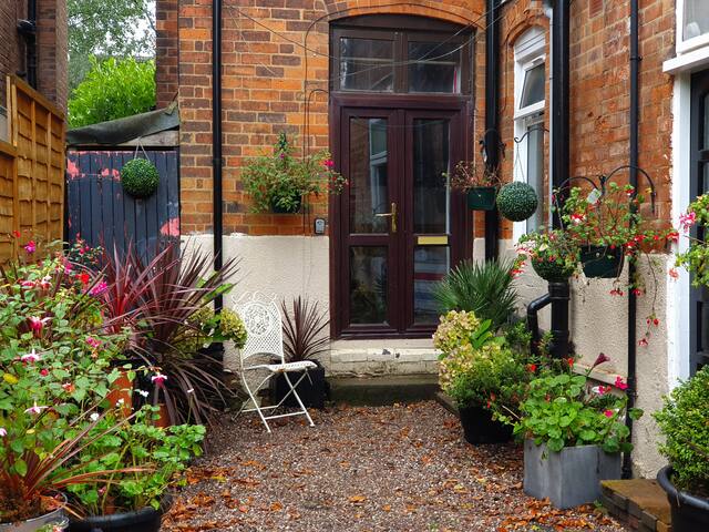 The Cosy Cabin Studio, free Parking.