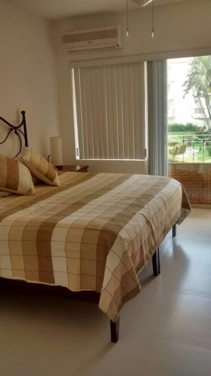 Recamara primary cama King Size, terraza al jardin.