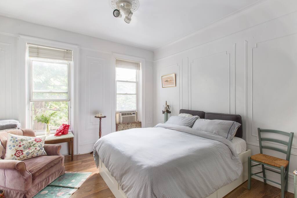 Queen bed, TV, cable, green view