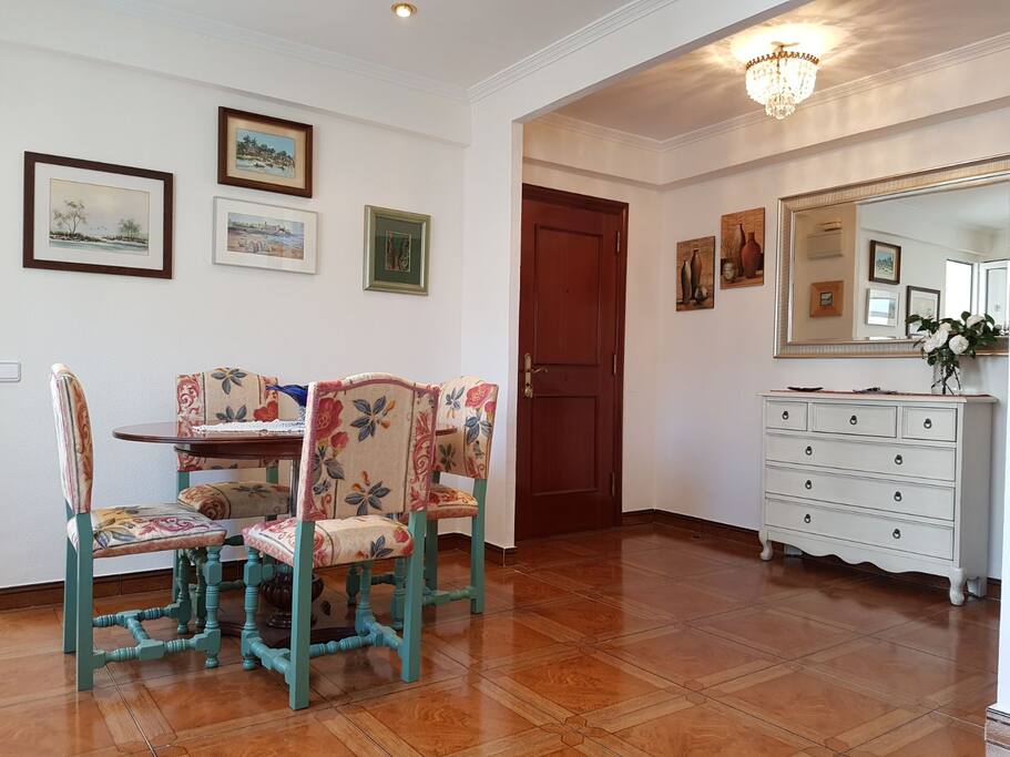 entrada, comedor y salón, todo diáfano