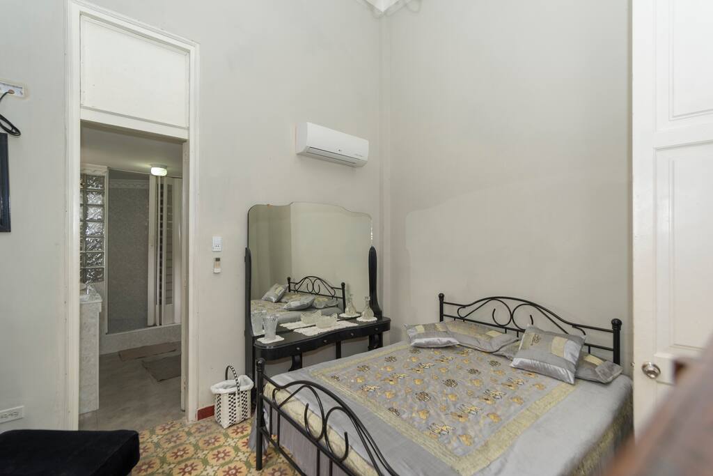 Habitación guest house Imperio., muy amplia y ventilada, con vista a la Bahía de la Habana.