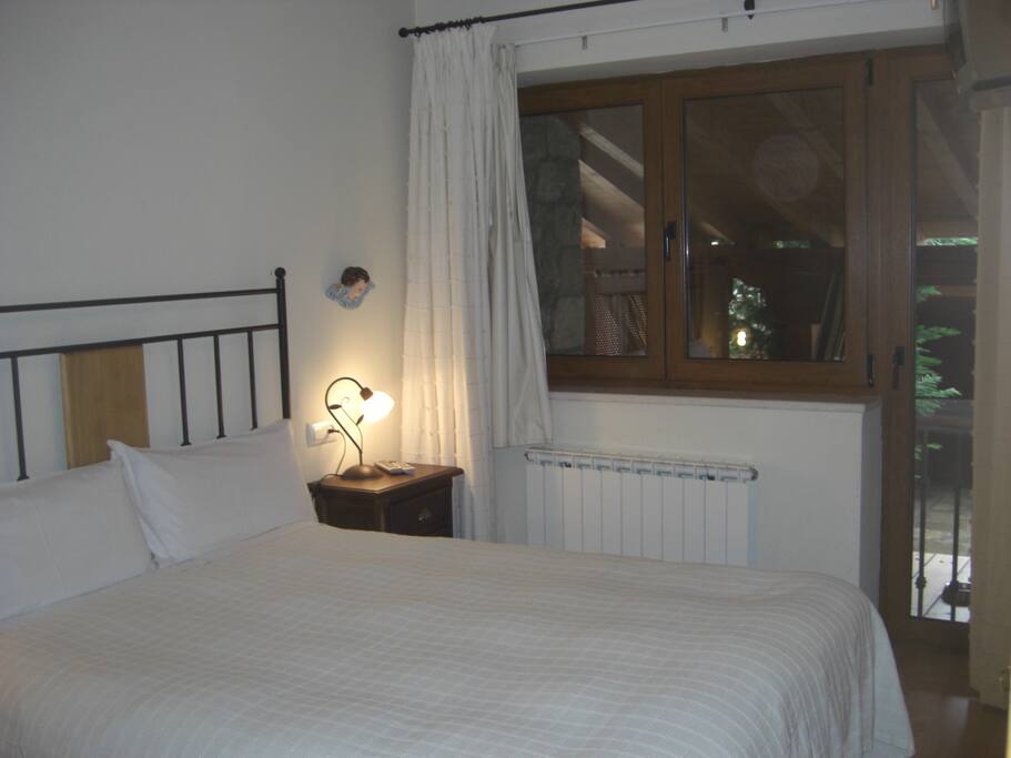 Habitación con cama de matrimonio
