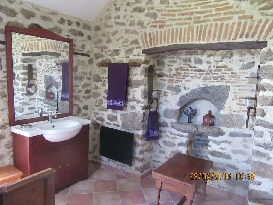 le coin toilette de la chambre