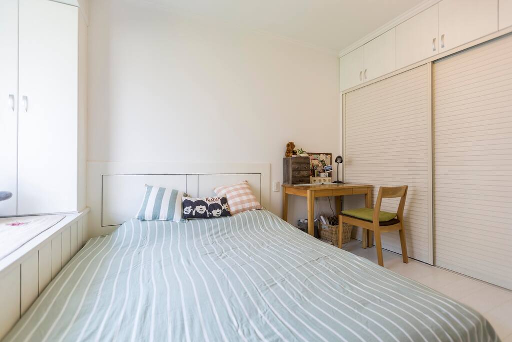 客房:书架,飘台,朝南光线足,电钢琴,书桌 Guest room: book shelf, window to the south, with tons of sunshine, electric piano, desk for work