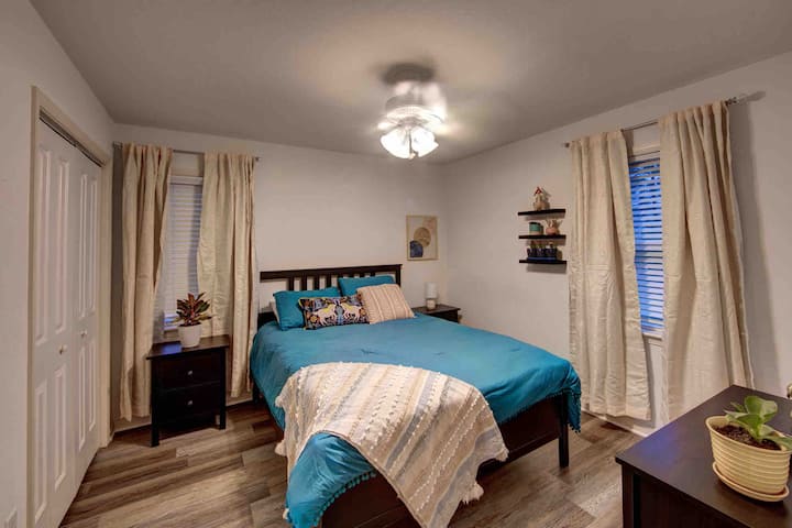 Boho客房包括标准双人床垫、套内卫生间，位于客厅旁边。