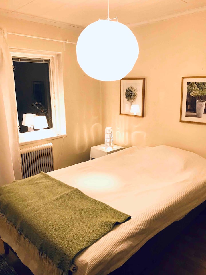 Dormitorio para dos personas en la planta baja adyacente a la sala de estar. Dos camas individuales.