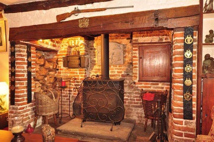 Comfortable private double room in character home